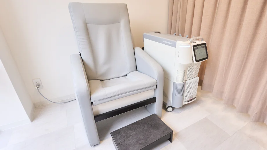 スターフォーマーの機器（椅子型の治療機器と本体）